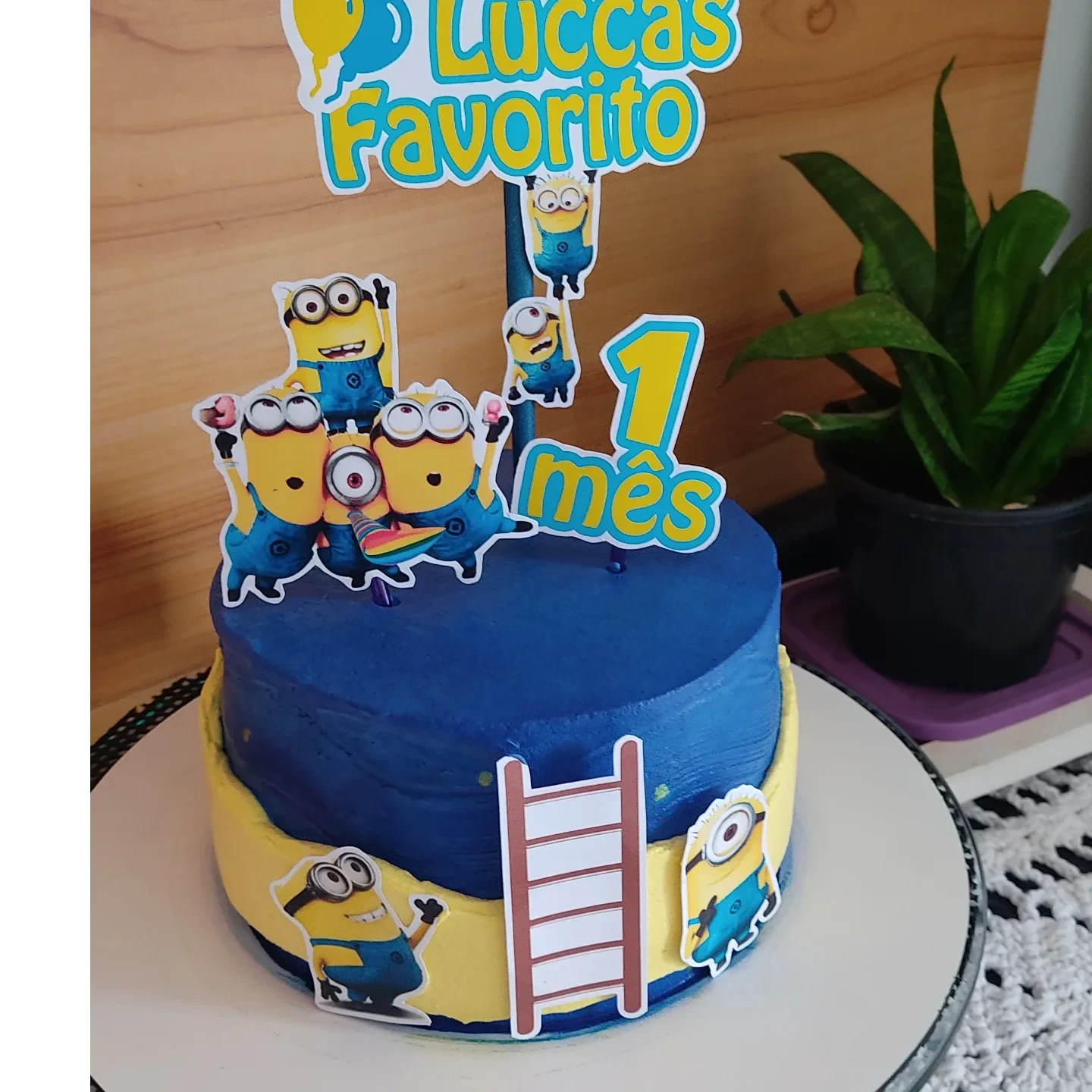 Bolo azul e amarelo — publicação de Doces Divinos Confeitaria