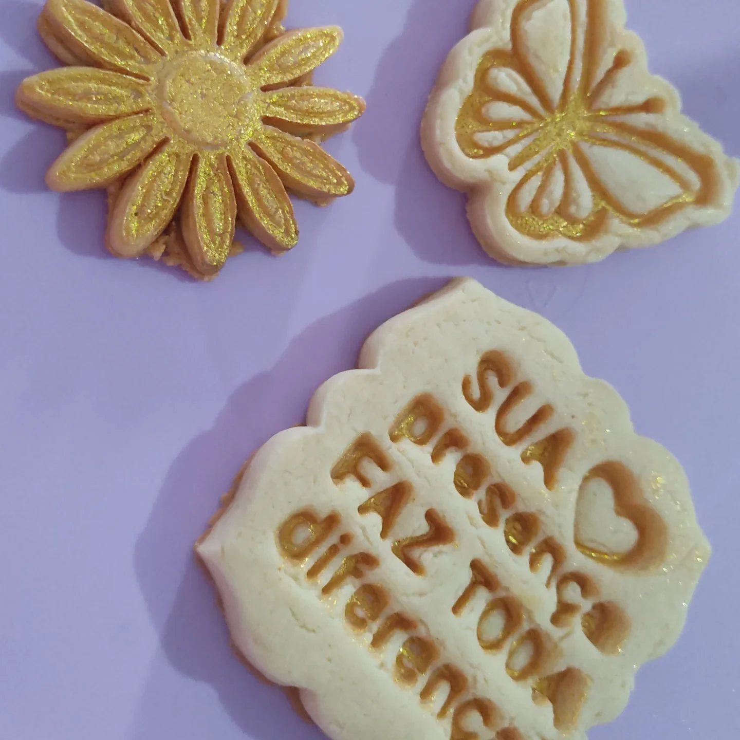 Biscoitos florais — publicação de Doces Divinos Confeitaria